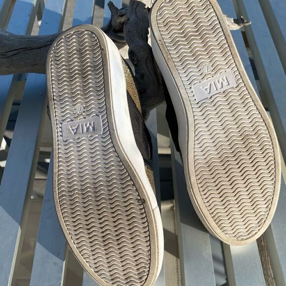 👟MIA SPARKLY GOLD & BLACK LOAFERS in size 7. Excellent Condition! - Picture 5 of 6